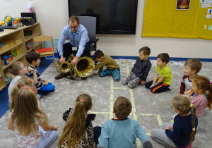 12 Dzieci poznają budowę instrumentu - tuby.